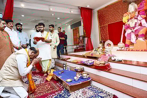 Om Birla offering prayer at Pitreshwar Hanuman Dham